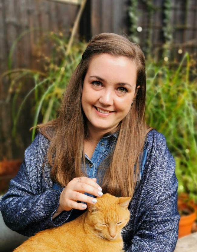 Systemische Beratung in Düsseldorf: Daniela mit einer Katze auf dem Schoß