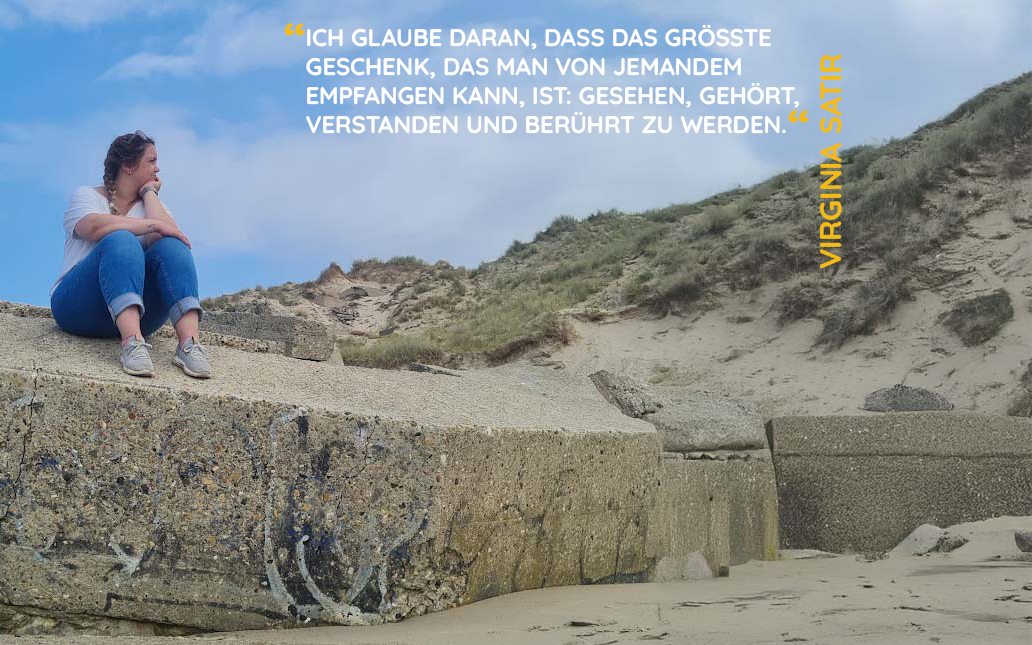 Daniela sitzt am Meer